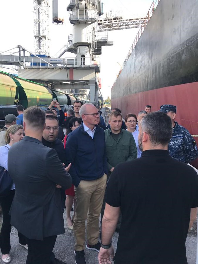 Для ознайомлення з роботою Чорноморської зернової ініціативи в Одеський порт приїхали глави МЗС Ірландії, Литви та України
