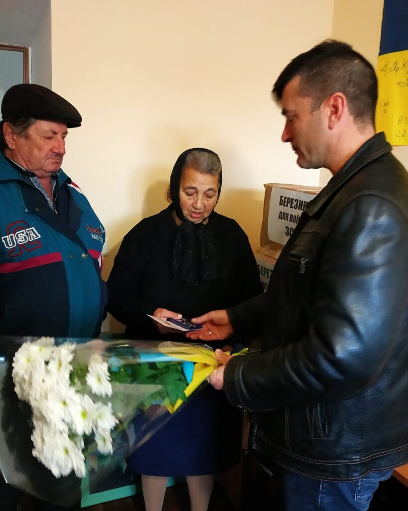 В Тарутинской общине матерям, похоронившим своих сыновей-героев, вручили Ордены – знаки народного уважения