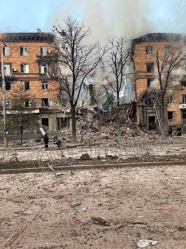 Рашисти випустили по житлових багатоповерхівках у Запоріжжі 7 ракет - є загиблі, з-під завалів дістають людей