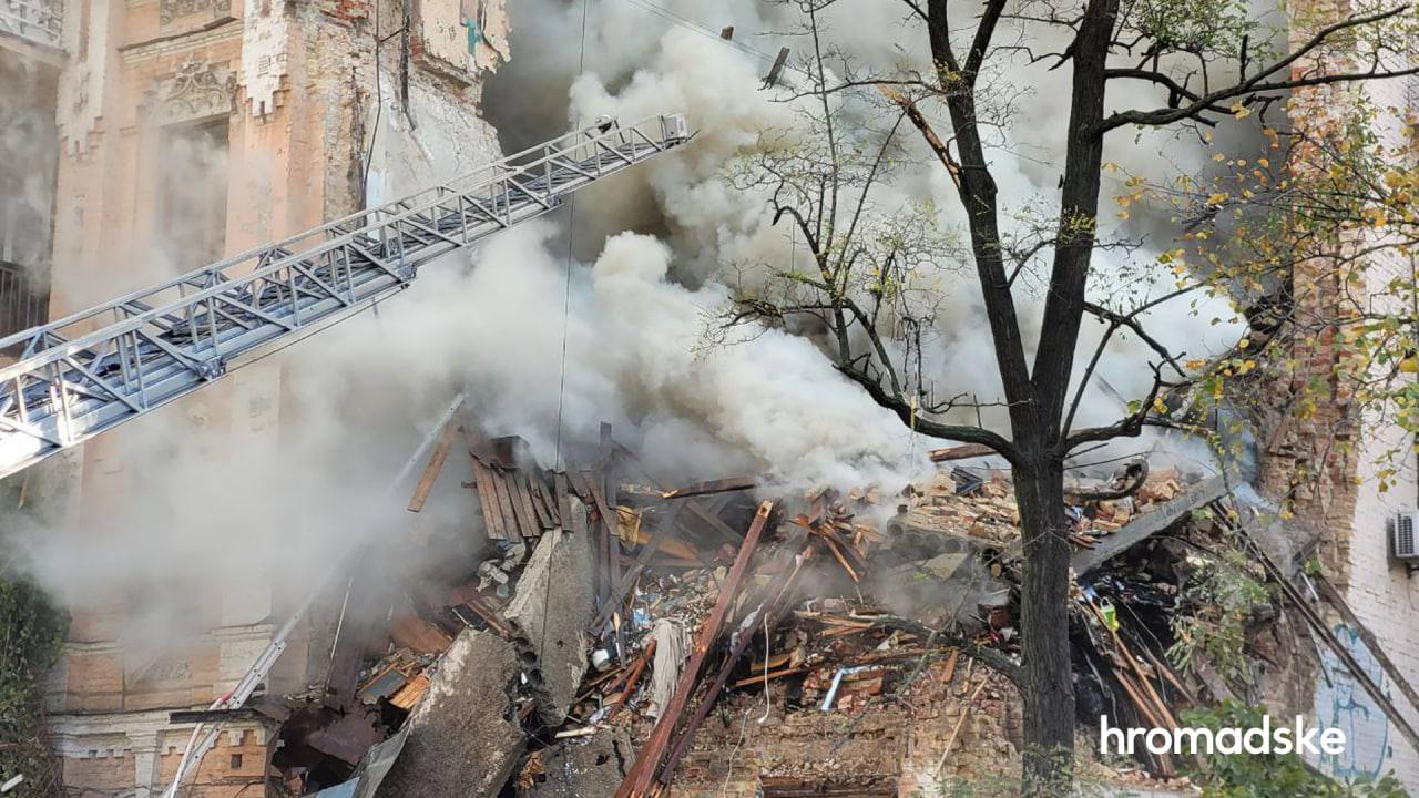 У Києві під час атаки дронiв у житловому будинку стався вибух, під завалами є люди (оновлюється)