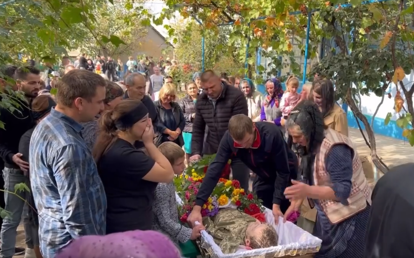 В Лиманской громаде живым коридором в последний путь провели погибшего Защитника Виктора Головко