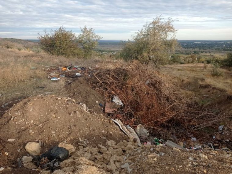 В Арцизі місцеві мешканці влаштували стихійне сміттєзвалище біля відомої історичної пам'ятки - влада шукає порушників