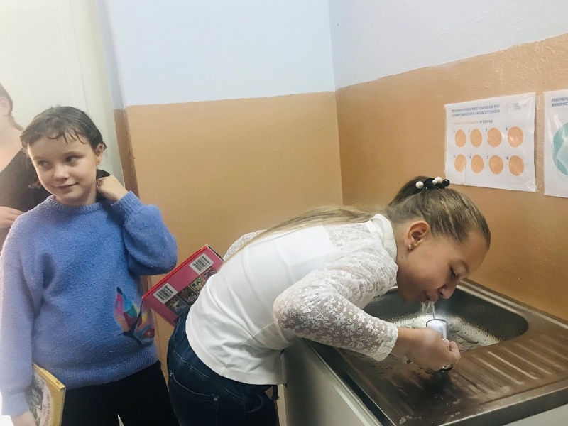 Дети нуждаются в качественной воде: в двух школах Болградского района установили "питьевые фонтанчики" с очищенной водой