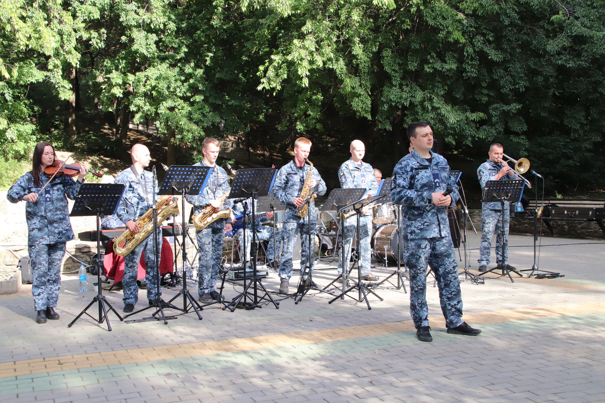 В Болграді з нагоди Дня Тероборони привітали захисників України - для них співали артисти Центру військово-музичного мистецтва ВМС ЗСУ  з Одеси