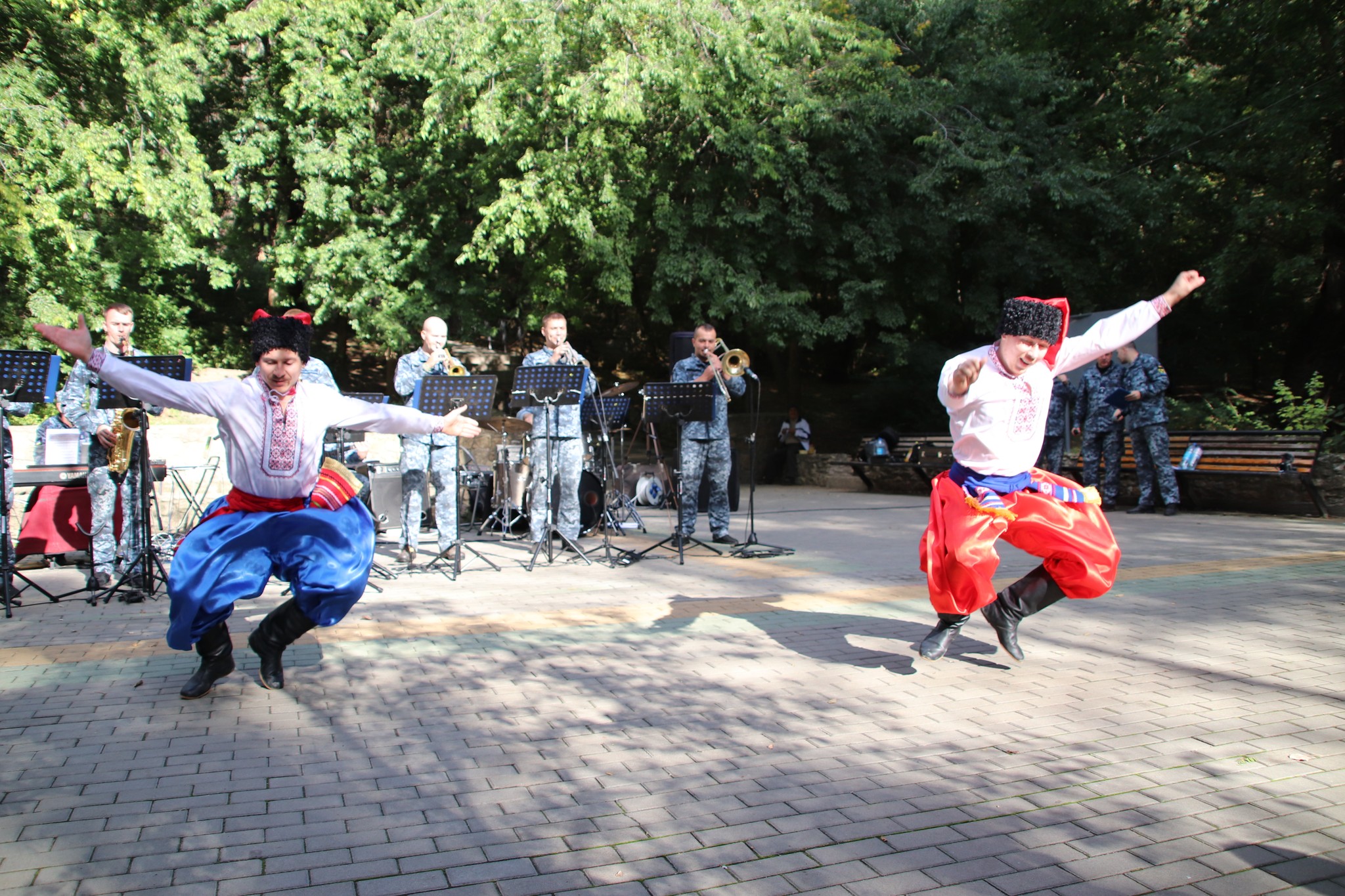 В Болграді з нагоди Дня Тероборони привітали захисників України - для них співали артисти Центру військово-музичного мистецтва ВМС ЗСУ  з Одеси