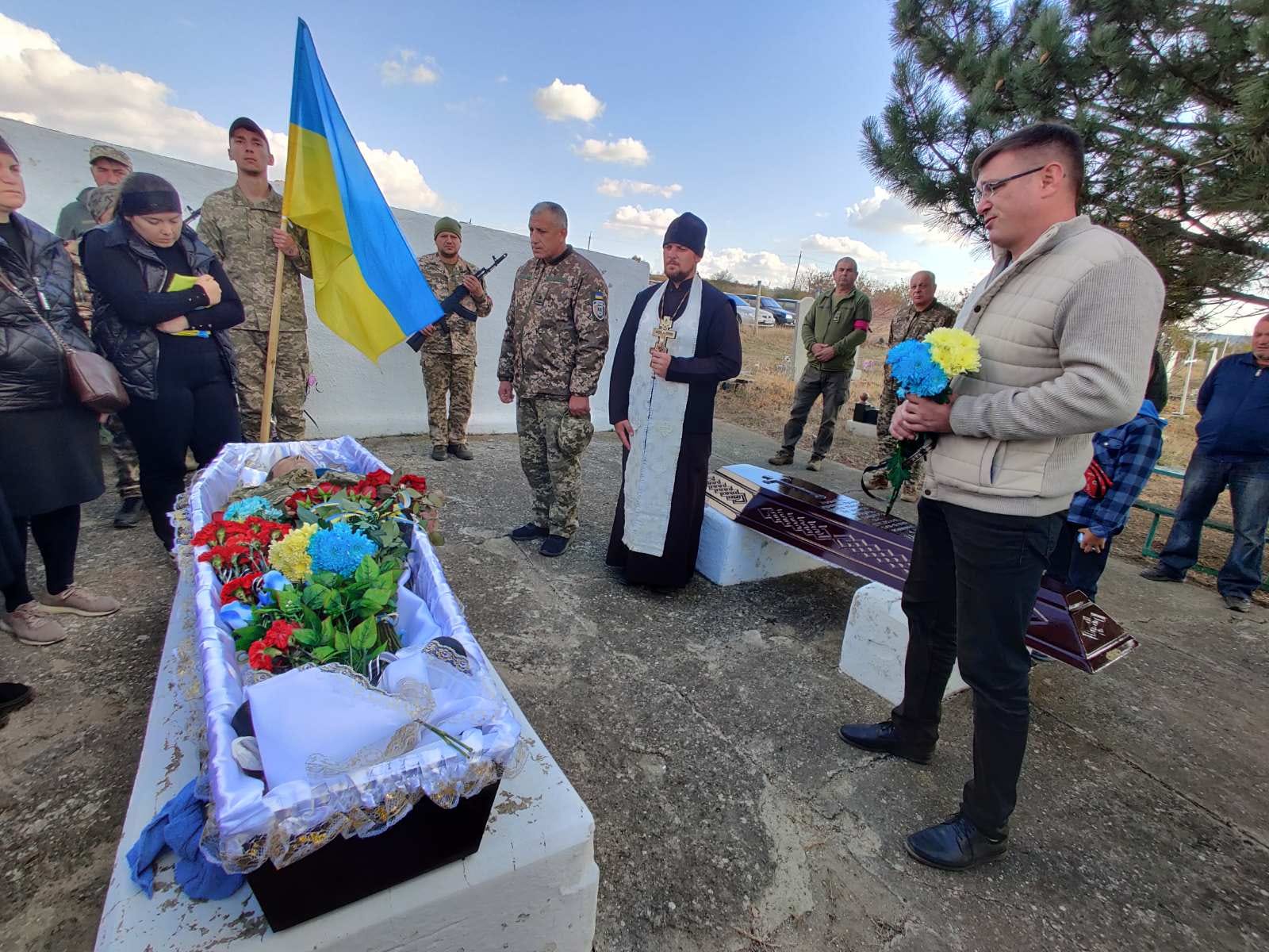 Загинув, визволяючи Україну: в селі Болградського району провели в останню путь 29-річного матроса Костянтина Карагез