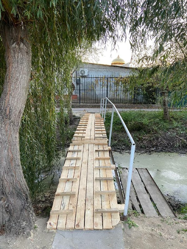 Экзотическая дорожная инфраструктура: в Вилково восстанавливают деревянные мостики через ерики