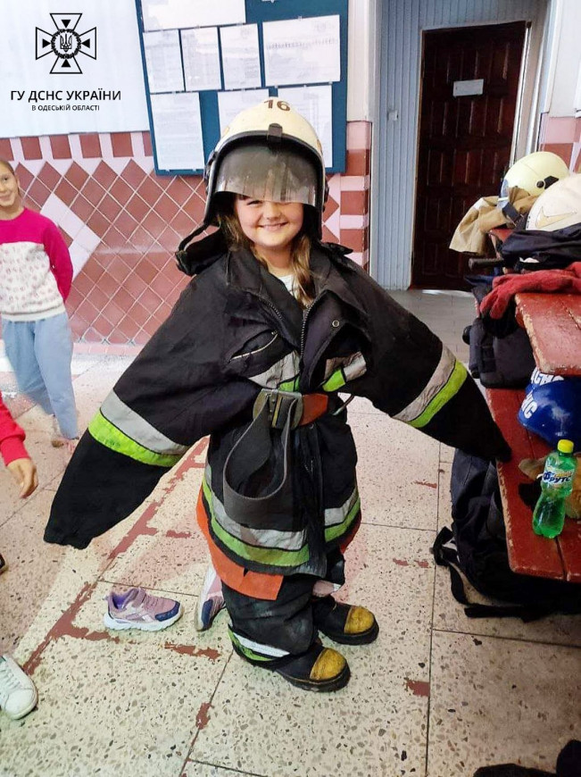 Примерили спецодежду и узнали об опасной профессии - в Аккермане пожарные провели экскурсию для детей