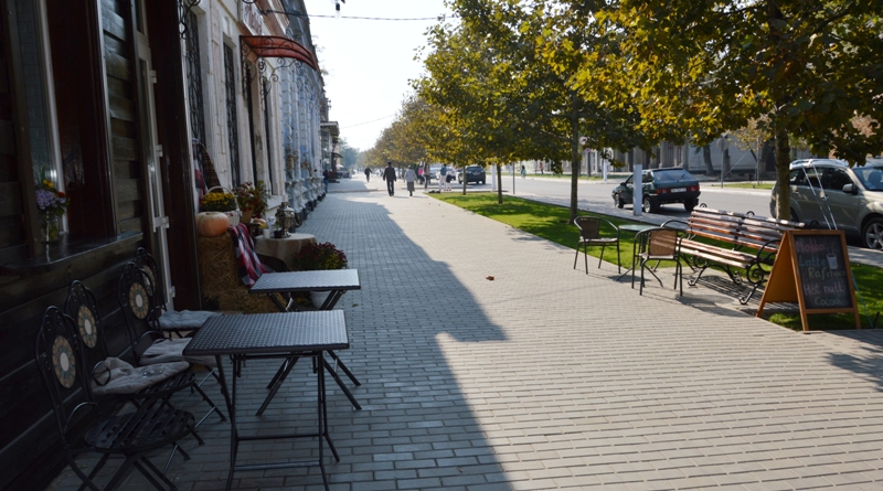 Жаркий октябрьский день с привкусом пепла и алым солнцем над Килией - фоторепортаж с улиц осеннего города