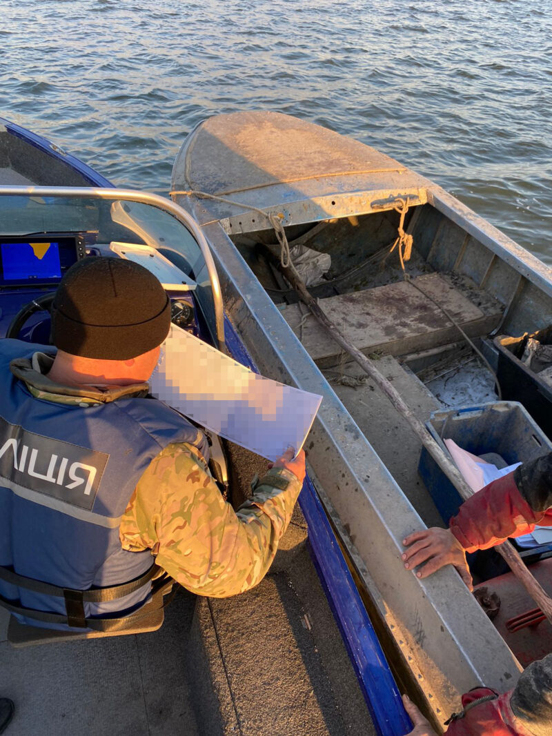 "Облава" на любителів незаконно порибалити на моторних човнах на Дністровському лимані - серед затриманих є і посадові особи