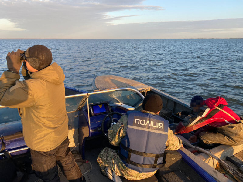 "Облава" на любителей незаконно порыбачить на моторных лодках на Днестровском лимане - среди задержанных есть и должностные лица