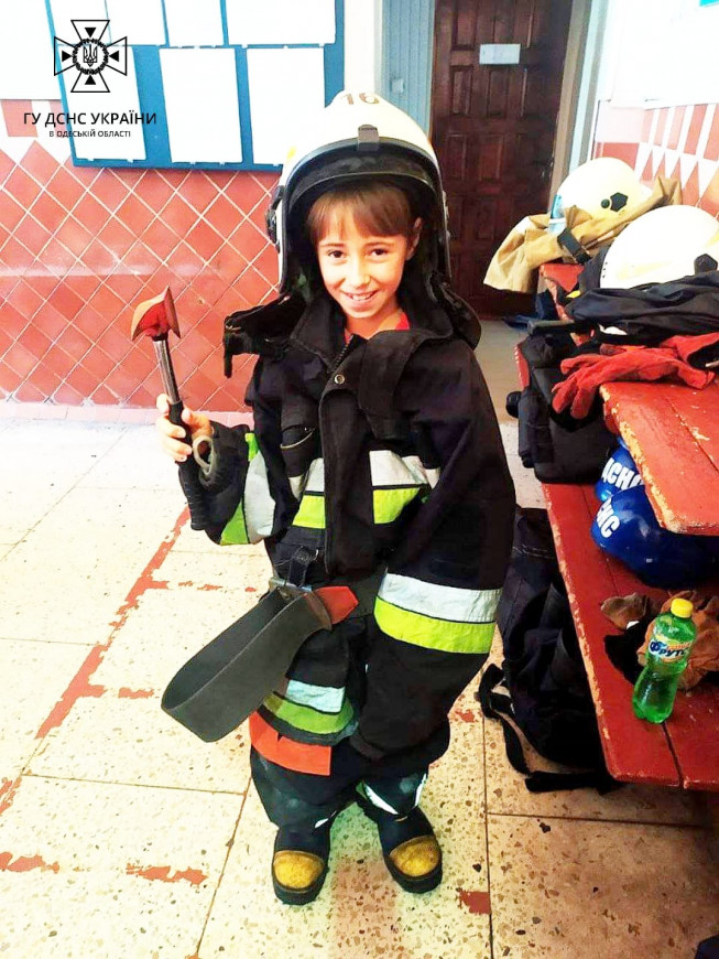 Примерили спецодежду и узнали об опасной профессии - в Аккермане пожарные провели экскурсию для детей