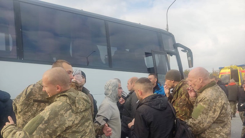 Более полусотни украинцев вернулись из плена. Среди них – один из защитников острова Змеиный