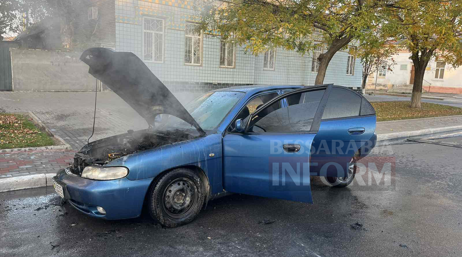 В центрі Кілії біля Скверу Прапору під час руху спалахнула автівка ЗАЗ-DAEWOO (ФОТО)
