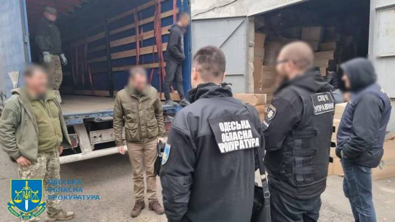 Дві вантажівки одноразового посуду виробництва рф, вилучені на Одещині, передані на потреби ЗСУ