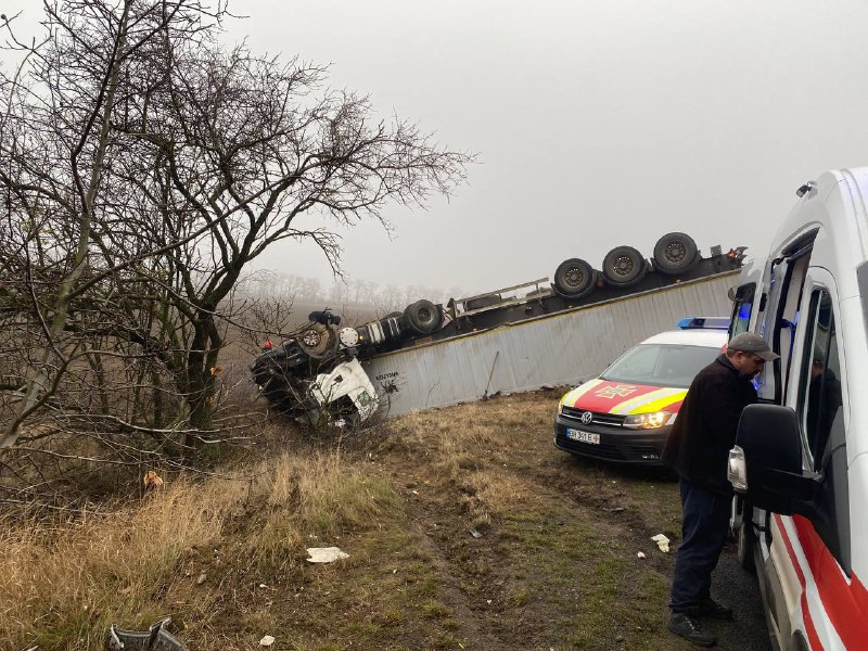 На трасі Одеса-Рені в Ізмаїльському районі знов не розминулись дві вантажівки - постраждалих витягали з понівечених авто рятувальники