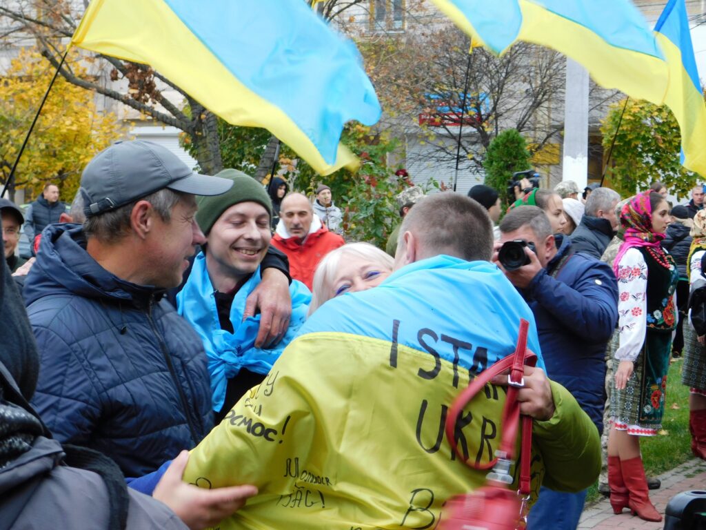 У Білгороді-Дністровському зустріли сімох захисників, які повернулися додому з російського полону