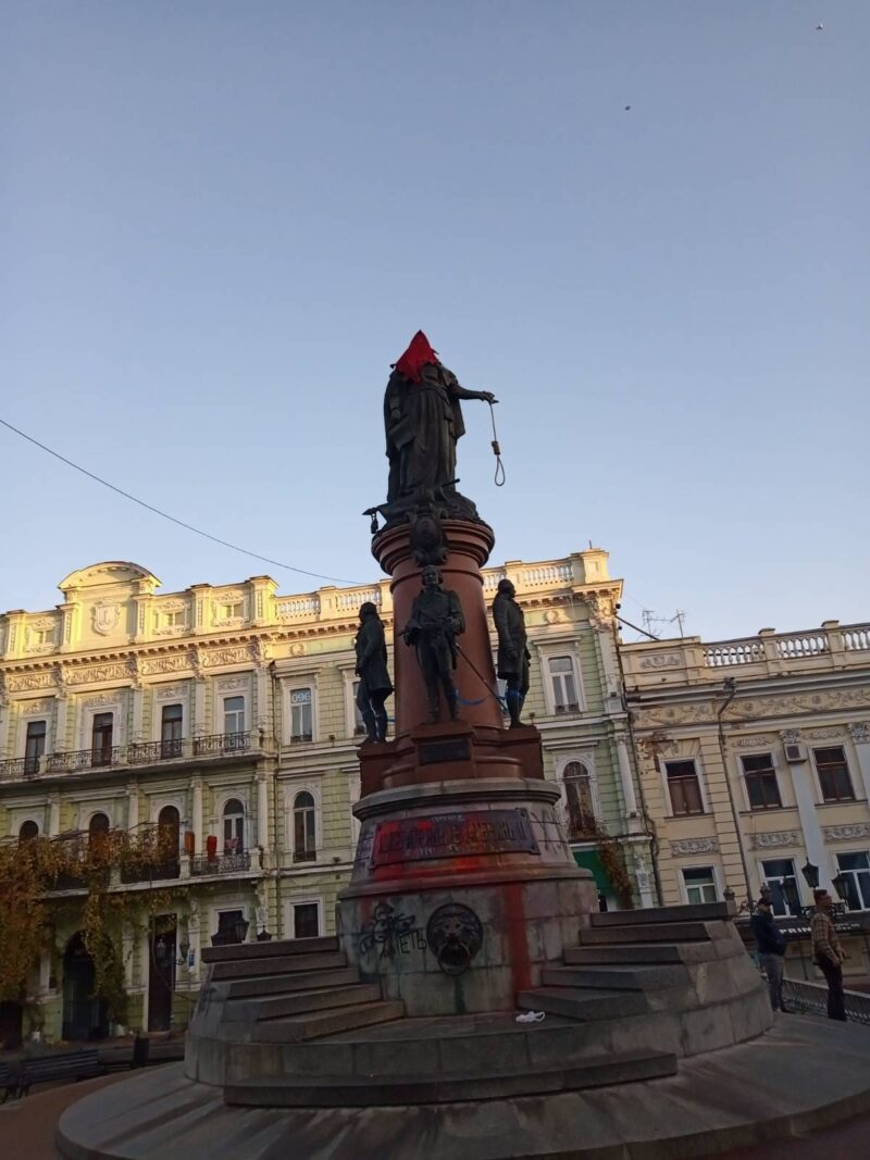 "Дуже промовиста інсталяція": пам'ятник Катерині ІІ в Одесі "нарядили" у ката із зашморгом у руках