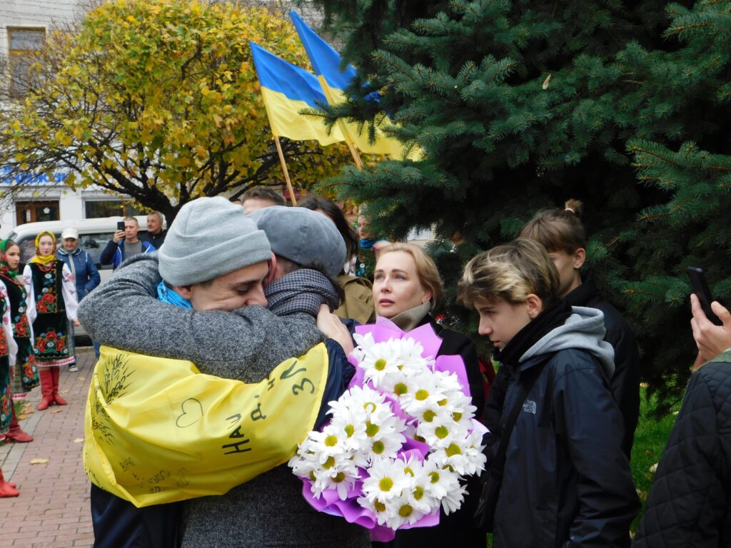 У Білгороді-Дністровському зустріли сімох захисників, які повернулися додому з російського полону