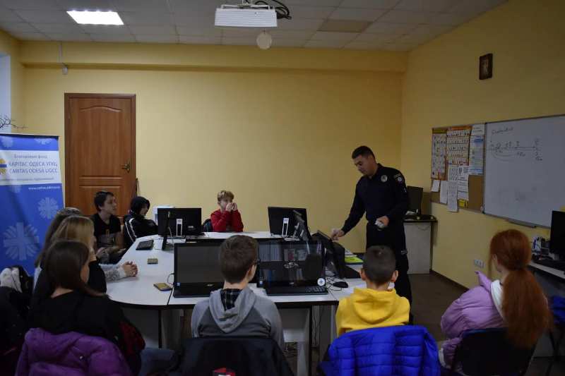В Измаиле патрульные объяснили детям, почему так важно носить фликеры