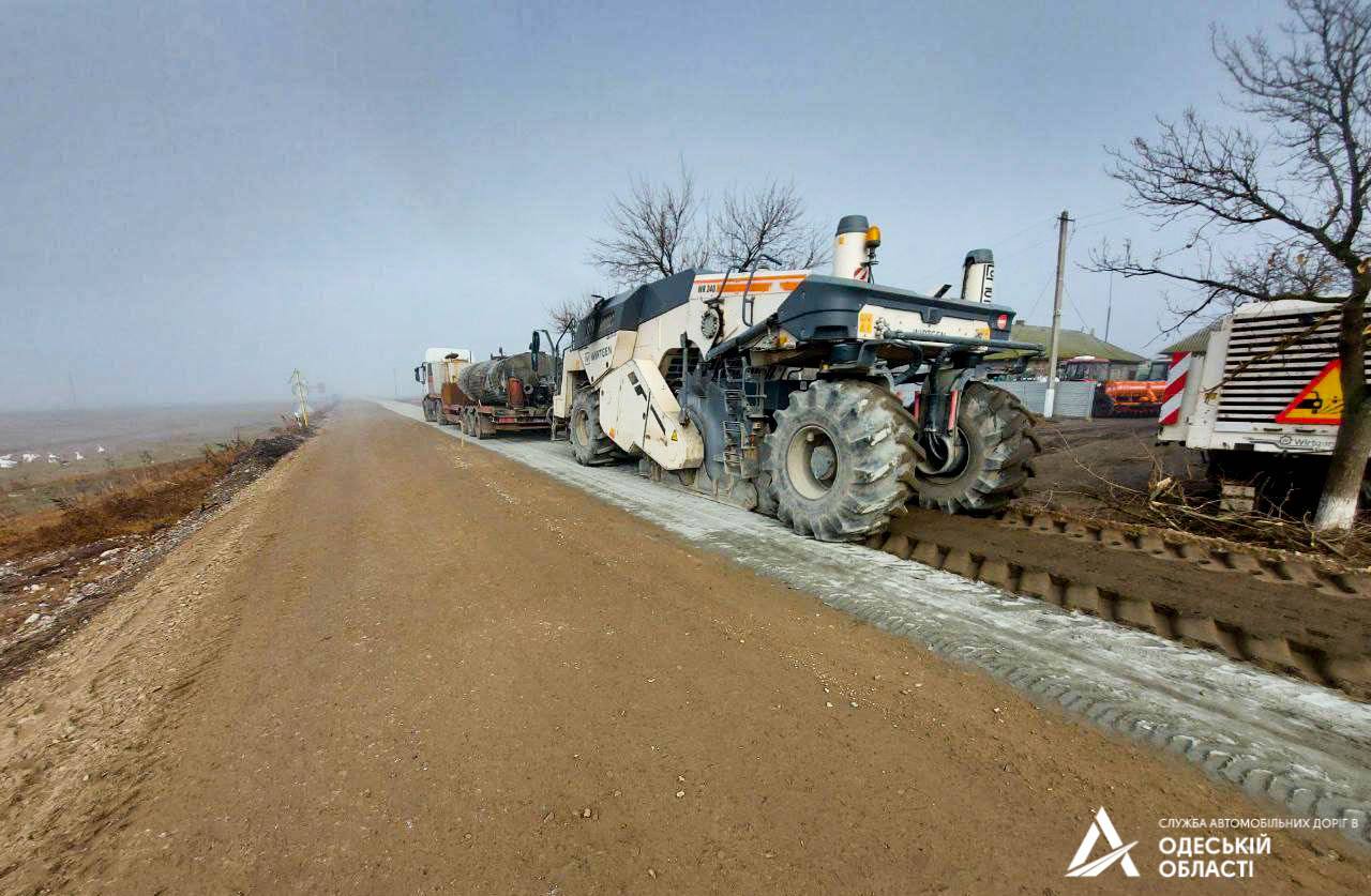 Финишная прямая: дорожники устраивают выравнивающий слой покрытия на дороге КПП "Августовское"-Тарутино-Арциз-Сарата