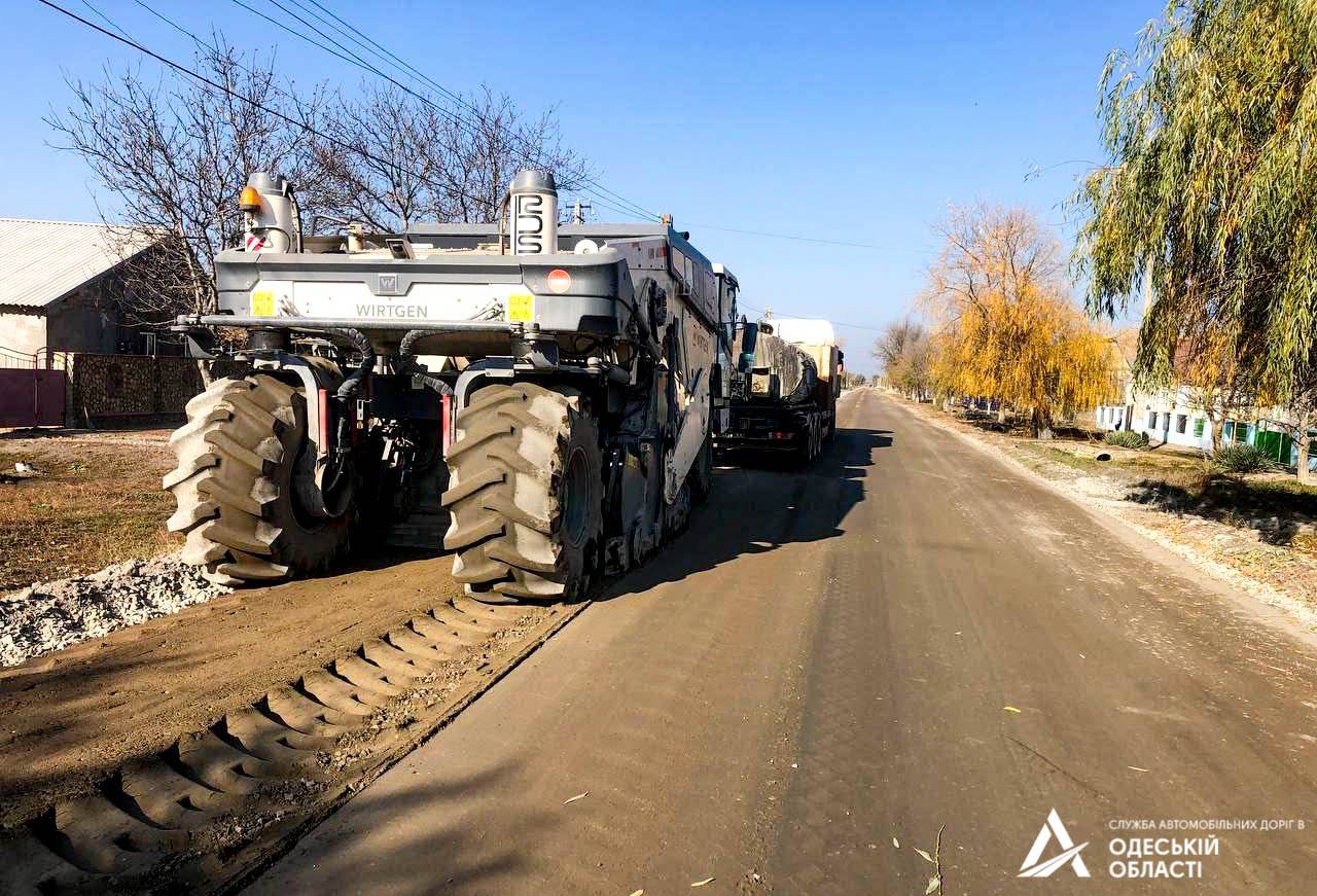 Финишная прямая: дорожники устраивают выравнивающий слой покрытия на дороге КПП "Августовское"-Тарутино-Арциз-Сарата