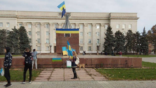 Херсонцы выходят с украинскими флагами встречать ВСУ. По городу много желто-голубого
