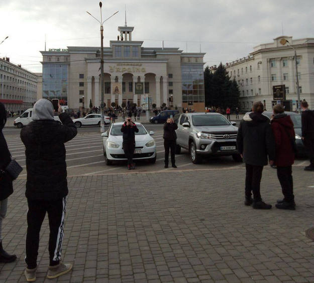 Херсонцы выходят с украинскими флагами встречать ВСУ. По городу много желто-голубого