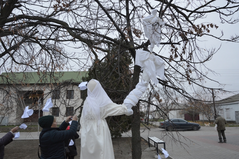 Килийцы зажгли лампадки и развесили белых ангелочков в память о жертвах голодомора