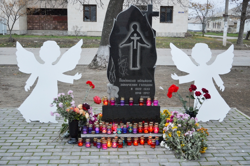 Кілійці запалили лампадки та розвісили білих янголят в пам'ять про жертв голодомору