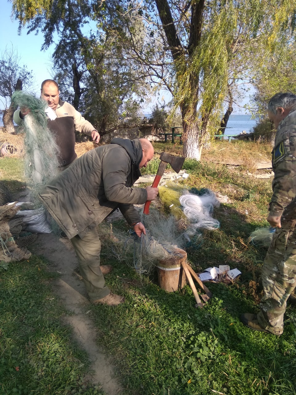 Резали на куски и крушили металлические детали: Одесский рыбпатруль уничтожил запрещенное рыболовное имущество