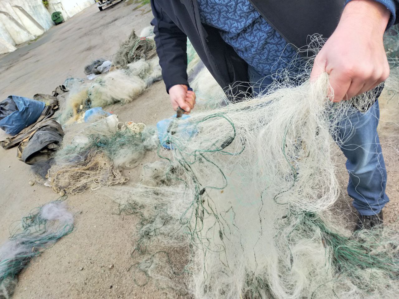 Різали на шматки та трощили металеві деталі: Одеський рибпатруль знищив заборонене риболовне майно
