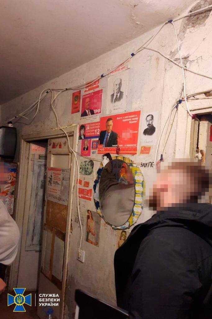 В Одесі у квартирі, обвішаній фотографіями Сталіна, Леніна та комуністичною символікою, затримали російського агента, який передавав ворогу розвіддані про протиповітряну оборону