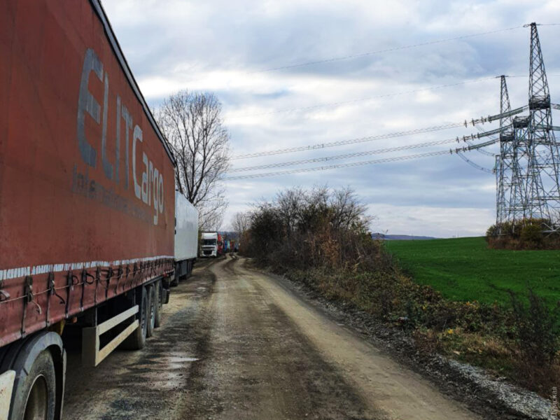 Далекобійники скаржаться на величезні черги біля ПП на кордоні з Румунією в районі порому Орлівка-Ісакча - у фурах псується продукція