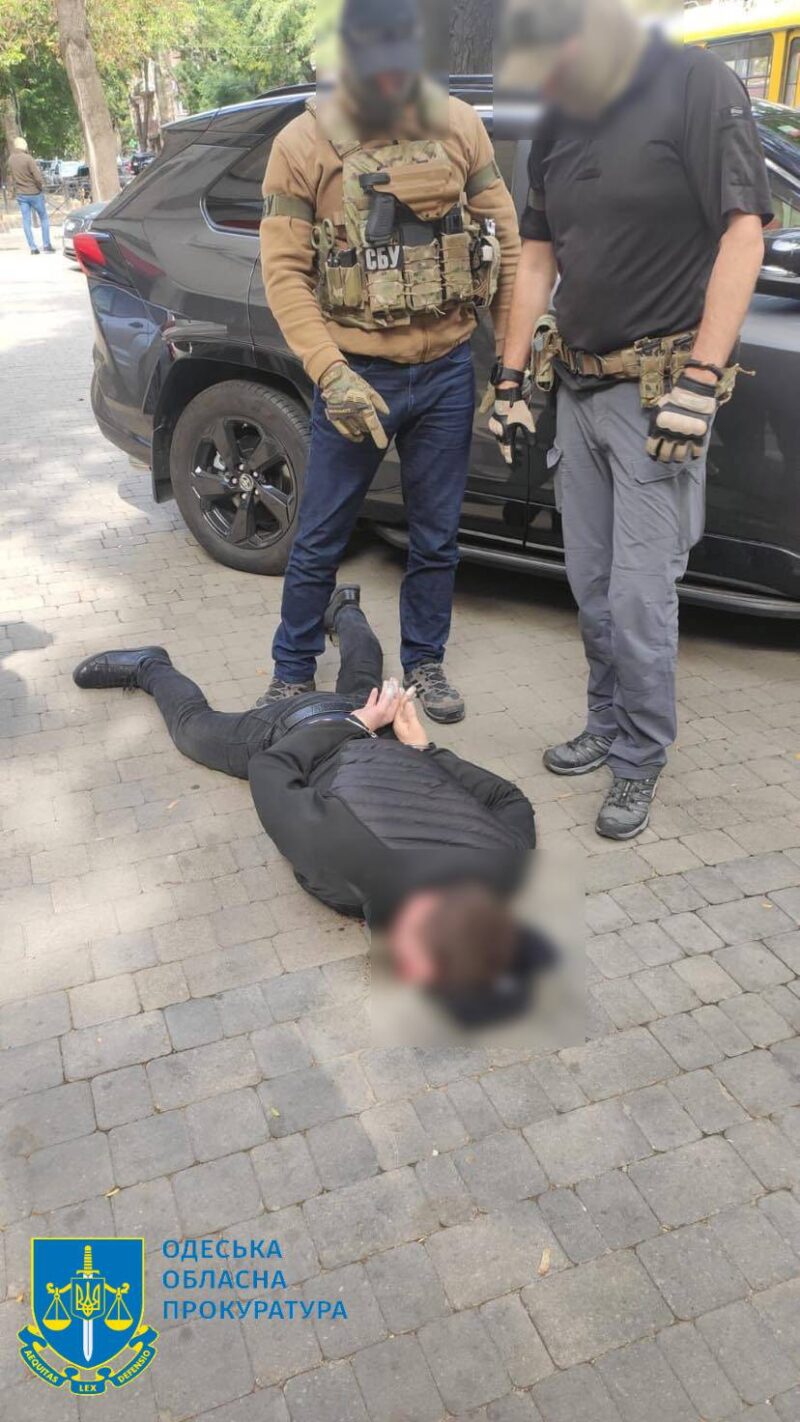 Побили та відібрали щойно зняті з рахунку 200 тис доларів: на Одещині за грабіж судитимуть поліцейського та двох його спільників