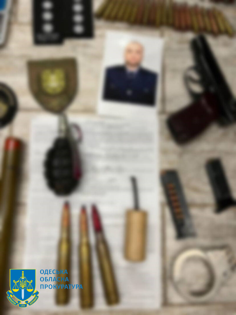 Побили та відібрали щойно зняті з рахунку 200 тис доларів: на Одещині за грабіж судитимуть поліцейського та двох його спільників