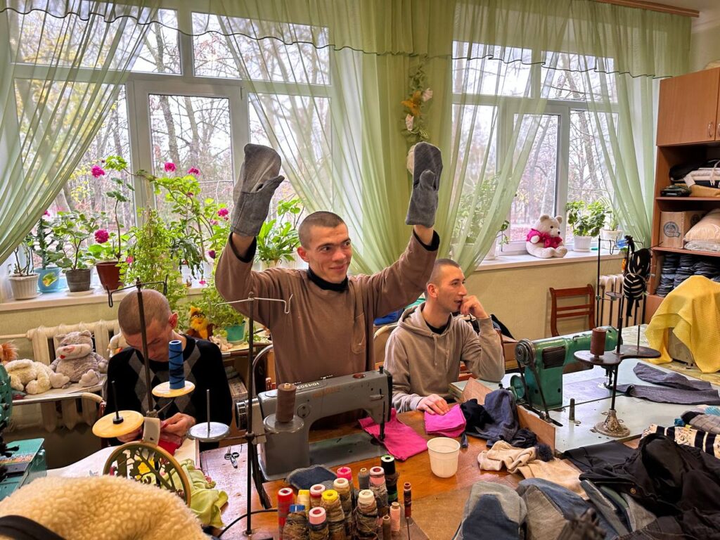 Новый волонтерский центр "Фонда Добра и Любви" Александра Дубового начал свою работу в Белгороде-Днестровском по масштабной благотворительной акции для людей с инвалидностью