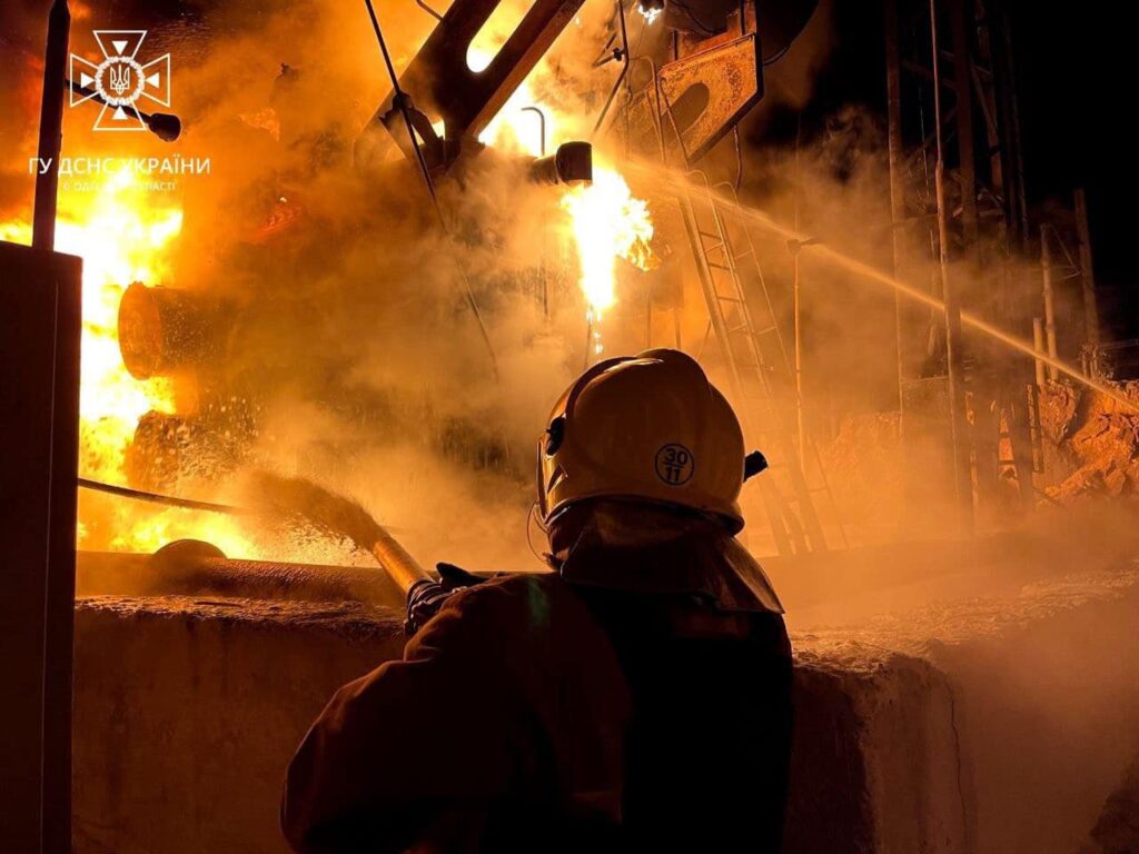 Пекельні фото: рятувальники показали, як боролися з вогнем після ворожої атаки на Одеську область