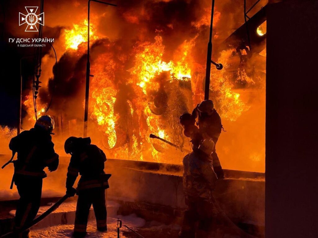Пекельні фото: рятувальники показали, як боролися з вогнем після ворожої атаки на Одеську область