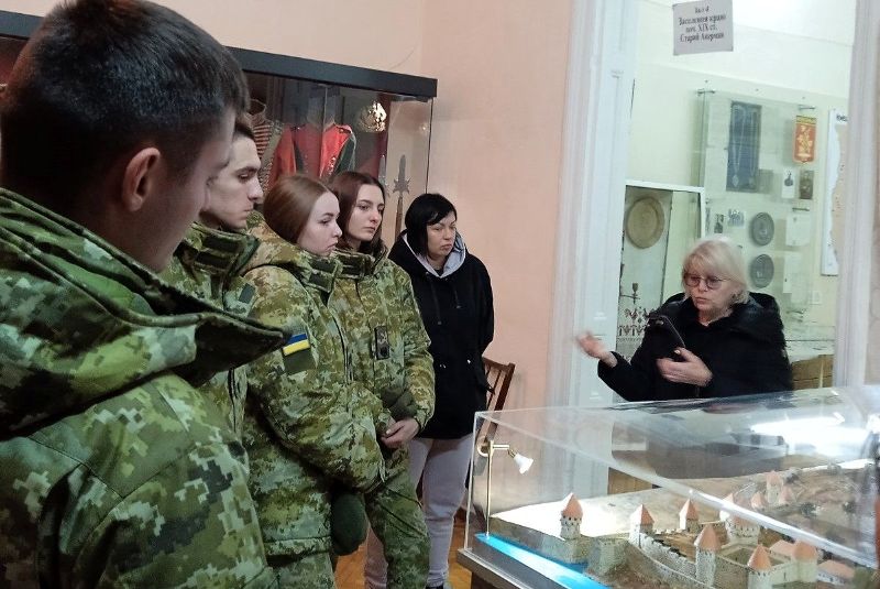 Подорож в минуле: у Білгород-Дністровському краєзнавчому музеї провели екскурсії для ВПО та курсантів ДПСУ