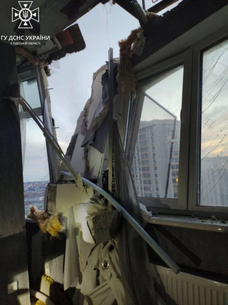 Пошкоджено фасадну стіну та вікно: в одеській багатоповерхівці вибухнув туристичний газовий балончик