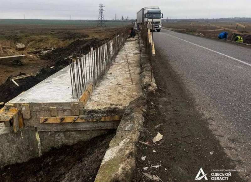 На півдні Одещини ремонтують одразу два мости: один пошкоджено в результаті численних ДТП, інший - зруйнували рашисти