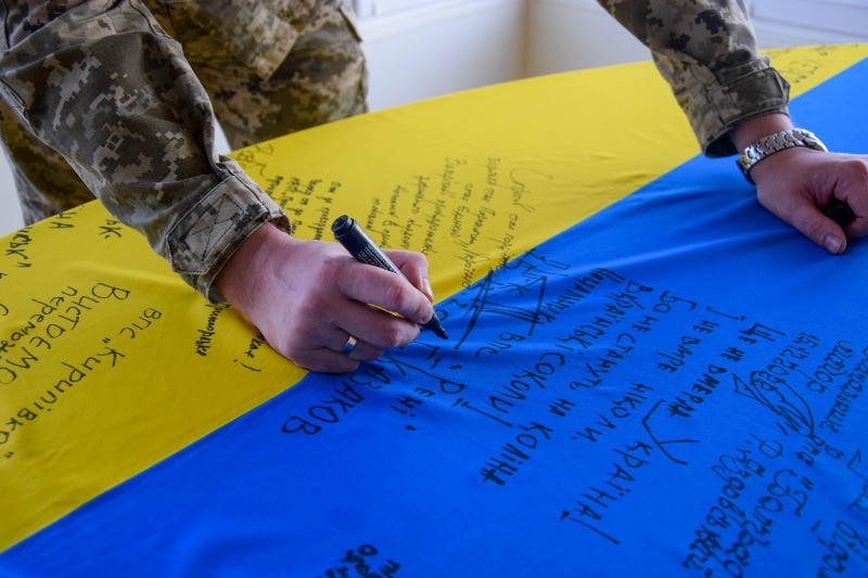 Измаильские пограничники в рамках эстафеты оставили свои пожелания на Государственном Флага Украины – он будет храниться в музее Южного регионального управления