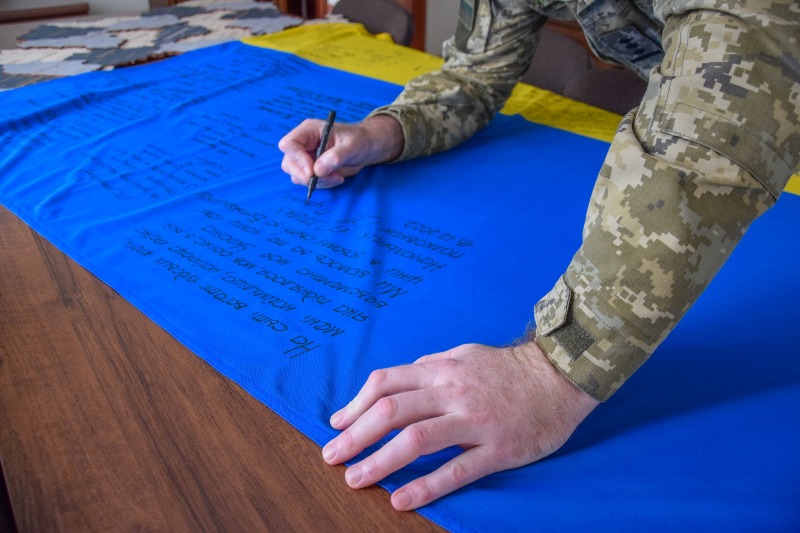 Измаильские пограничники в рамках эстафеты оставили свои пожелания на Государственном Флага Украины – он будет храниться в музее Южного регионального управления