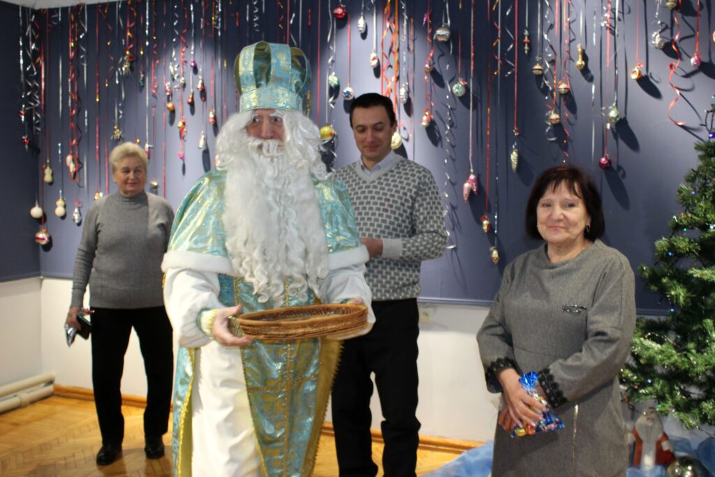 Праздник для малышей и взрослых: в Белгороде-Днестровском Святой Николай вместе со сказочными героями подарил горожанам хорошее настроение