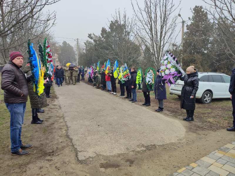 На колінах, з квітами і прапорами: в Саф‘янівській громаді провели в останню путь захисника з Утконосівки