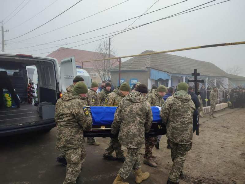 На коленях, с цветами и флагами: в Сафьяновской общине провели в последний путь защитника из Утконосовки