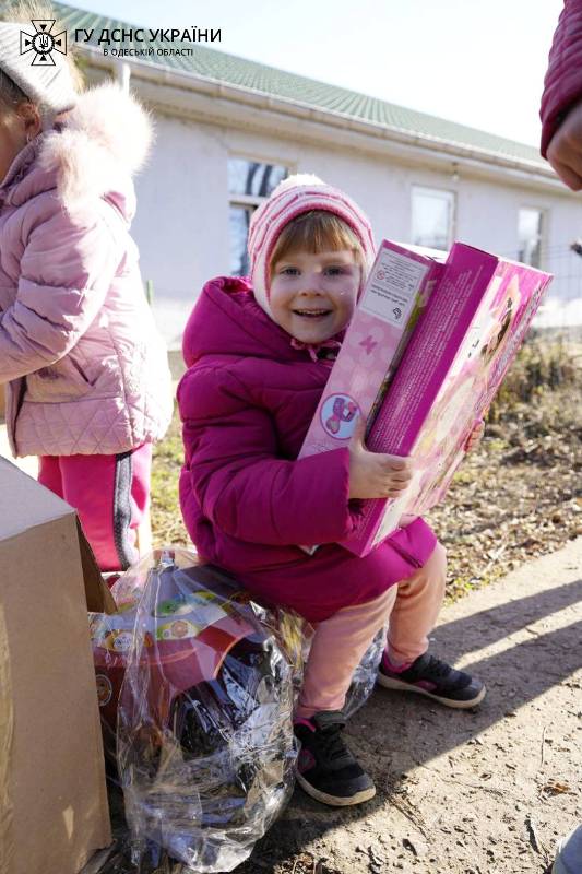 В монастырь Белгород-Днестровского района, где проживают многодетные семьи переселенцев, посетили подарки "Санта-Клаусы" в формах.