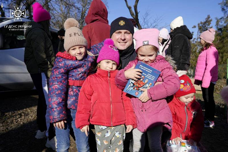 У монастир Білгород-Дністровського району, де проживають багатодітні родини переселенців, навідались з подарунками "Санта-Клауси" у формах