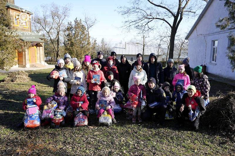В монастырь Белгород-Днестровского района, где проживают многодетные семьи переселенцев, посетили подарки "Санта-Клаусы" в формах.